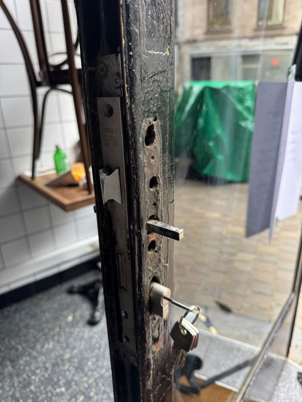 Serrurier travaillant sur une serrure de porte à Bruxelles